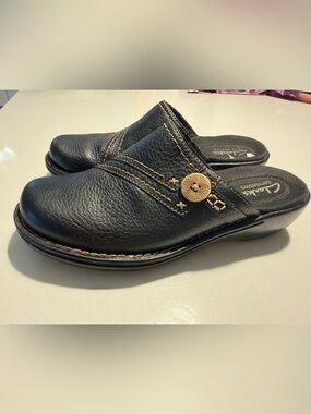 Clarks Black Leather Bendable Slip-On Clogs with Tan Button Accent Sz 6